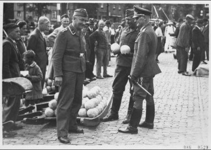 Afbeelding 3_Duitse soldaten op de kaasmarkt